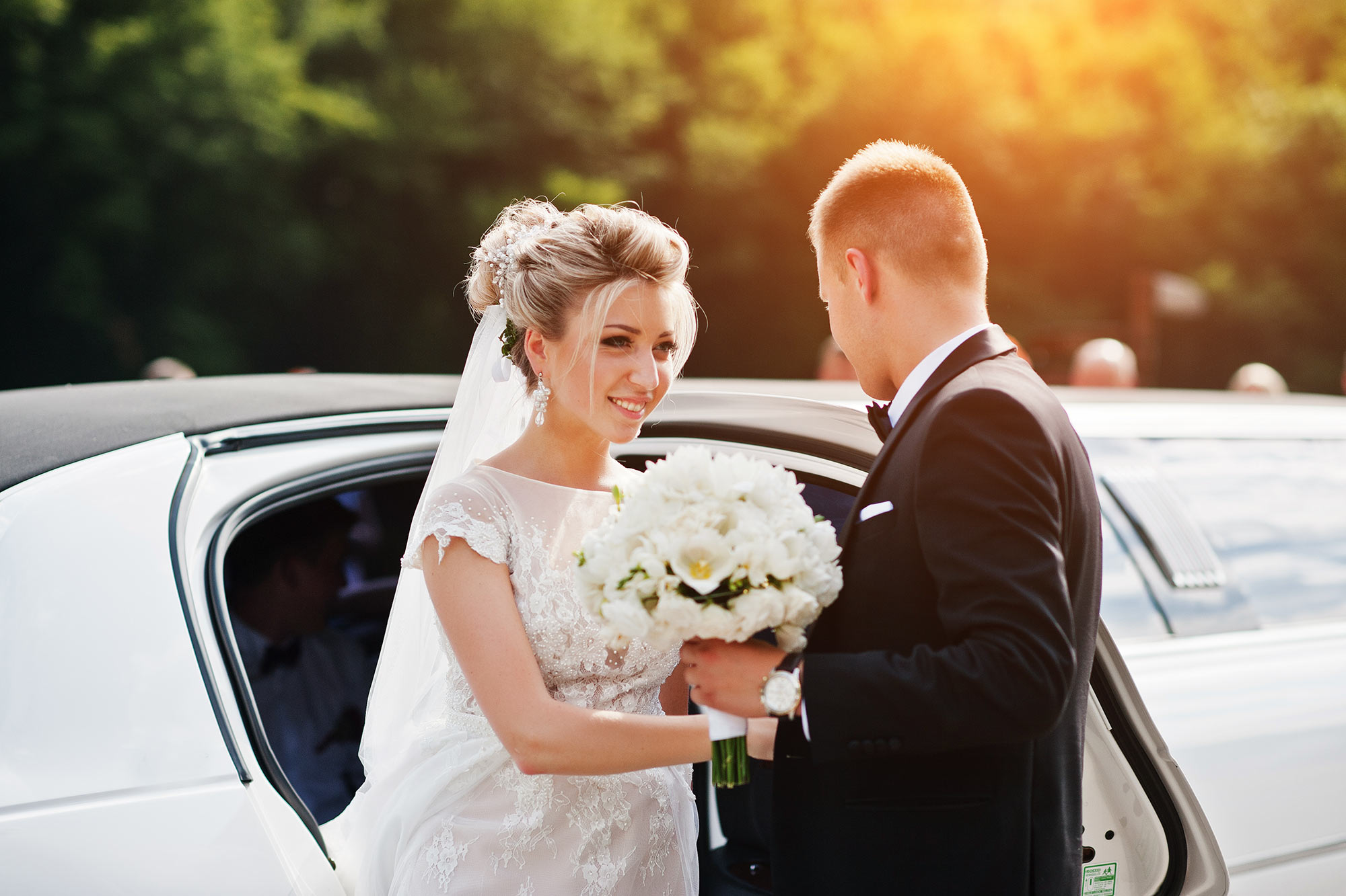 Brautpaar vor Stretch-Limousine